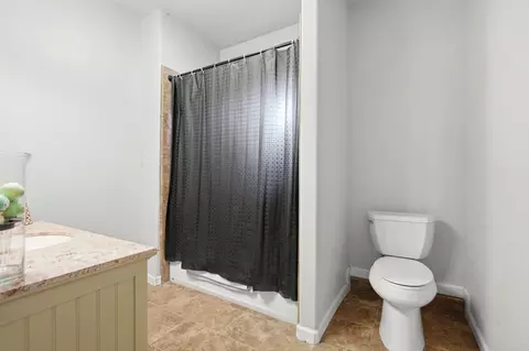 Bath - 5308 E Mount Whitney Ave, Laton, CA 93242 photo 1 of 4