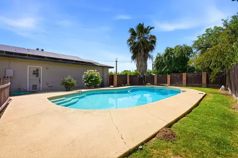 Exterior - 5308 E Mount Whitney Ave, Laton, CA 93242 photo 11 of 11