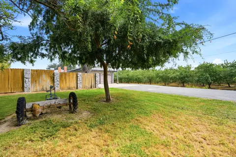 Exterior - 5308 E Mount Whitney Ave, Laton, CA 93242 photo 5 of 11