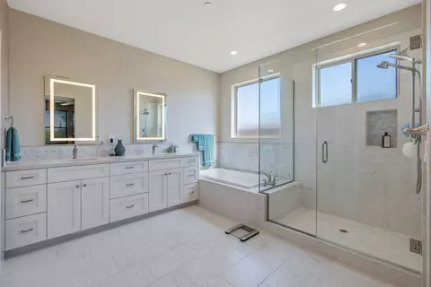 Bath - 570 Little Ln, Exeter, CA 93221 photo 1 of 4