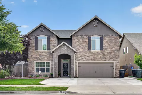 2241 W Babcock Ave, Visalia, CA 93291