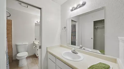 Bath - 807 E Harold Ave, Visalia, CA 93292 photo 3 of 5