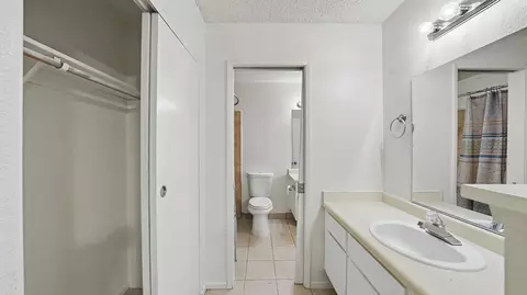 Bath - 807 E Harold Ave, Visalia, CA 93292 photo 2 of 5
