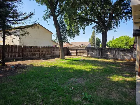 Exterior - 4011 E Oak Ave, Visalia, CA 93292 photo 5 of 6