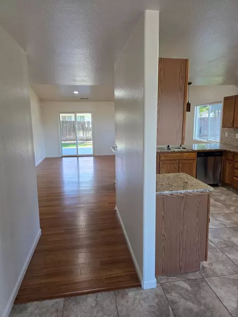 Entry Way - 4011 E Oak Ave, Visalia, CA 93292 photo 1 of 2