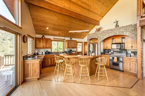 Kitchen - 40679 Crystal Dr, Three Rivers, CA 93271 photo 5 of 6