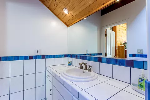 Bath - 40679 Crystal Dr, Three Rivers, CA 93271 photo 1 of 6