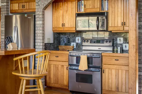 Kitchen - 40679 Crystal Dr, Three Rivers, CA 93271 photo 4 of 6
