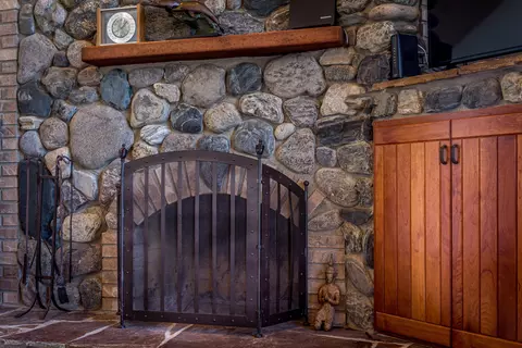 Living - 40679 Crystal Dr, Three Rivers, CA 93271 photo 3 of 4