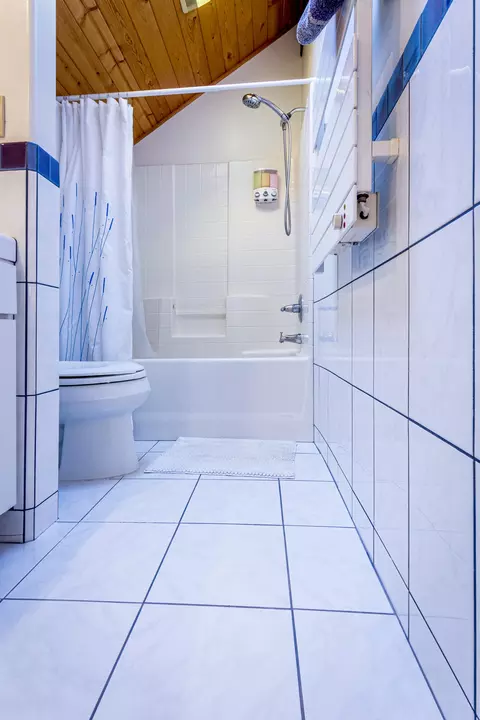 Bath - 40679 Crystal Dr, Three Rivers, CA 93271 photo 2 of 6
