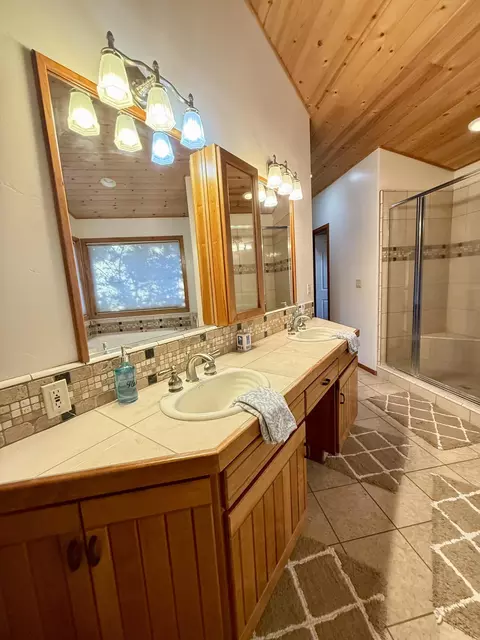 Bath - 40679 Crystal Dr, Three Rivers, CA 93271 photo 3 of 6