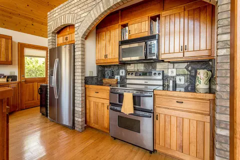 Kitchen - 40679 Crystal Dr, Three Rivers, CA 93271 photo 2 of 6