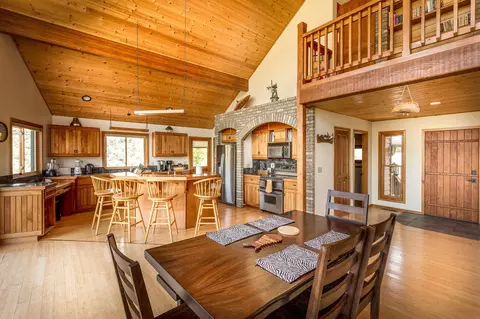 Dining - 40679 Crystal Dr, Three Rivers, CA 93271 photo 3 of 4