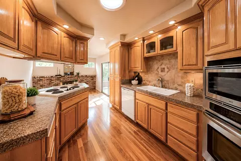 Kitchen - 1150 3rd St #3RD, Gilroy, CA 95020 photo 3 of 4