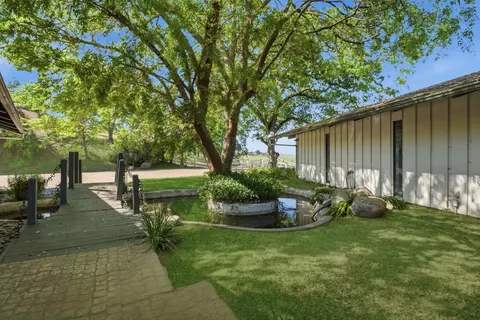 Exterior - 33295 Globe Dr, Springville, CA 93265 photo 4 of 17