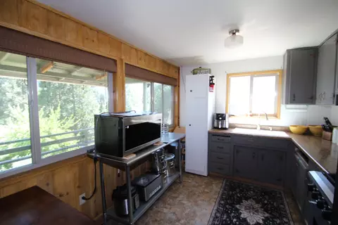 Kitchen - 427 Sutherland, Springville, CA 93265 photo 3 of 4