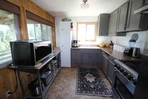 Kitchen - 427 Sutherland, Springville, CA 93265 photo 4 of 4
