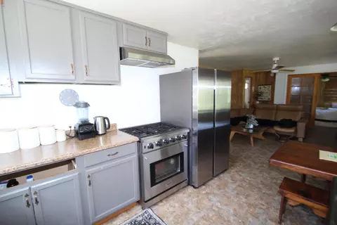 Kitchen - 427 Sutherland, Springville, CA 93265 photo 2 of 4