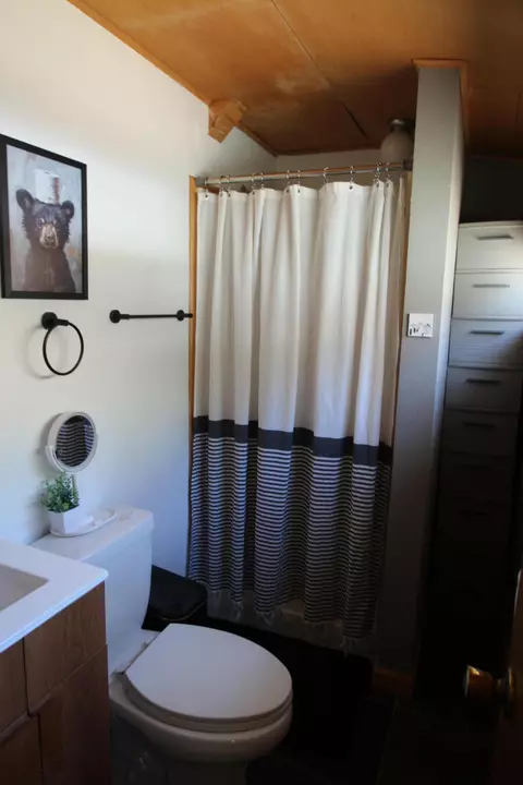 Bath - 427 Sutherland, Springville, CA 93265 photo 1 of 4