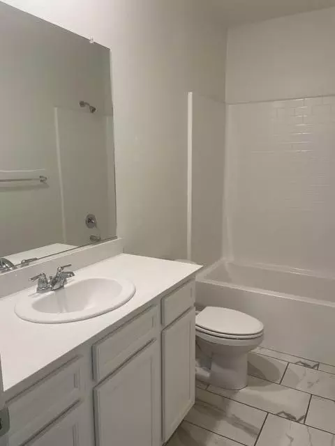 Bath - 3604 E Cherry Ave, Visalia, CA 93292 photo 3 of 8