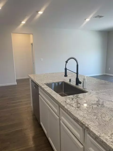 Kitchen - 3604 E Cherry Ave, Visalia, CA 93292 photo 4 of 4