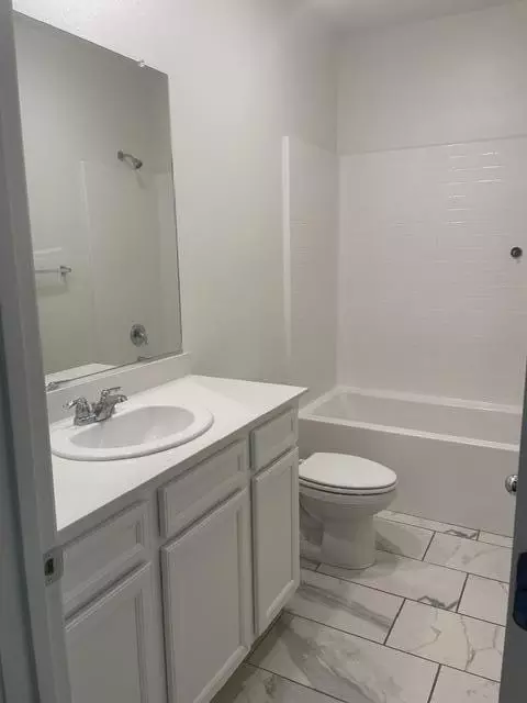 Bath - 3604 E Cherry Ave, Visalia, CA 93292 photo 2 of 8