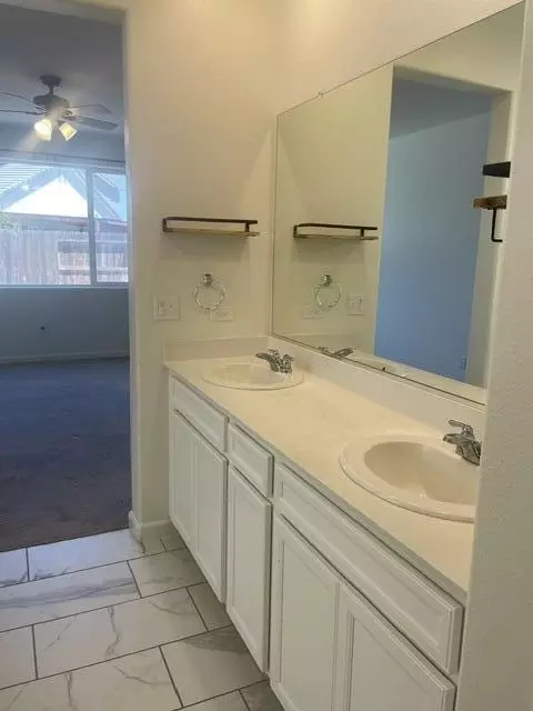 Bath - 3604 E Cherry Ave, Visalia, CA 93292 photo 5 of 8