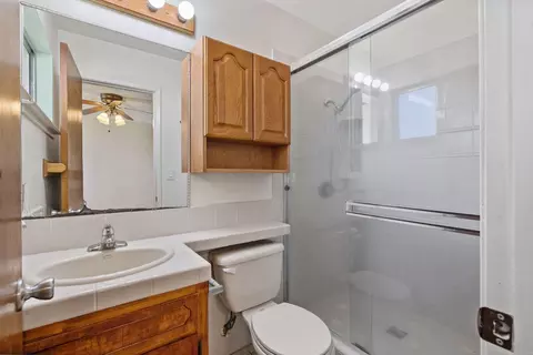 Bath - 883 Clover Ln, Hanford, CA 93230 photo 3 of 3