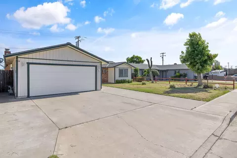Exterior - 883 Clover Ln, Hanford, CA 93230 photo 2 of 8