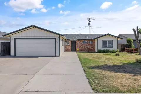 883 Clover Ln, Hanford, CA 93230