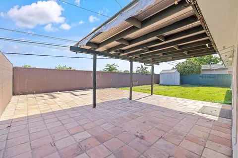 Exterior - 883 Clover Ln, Hanford, CA 93230 photo 4 of 8