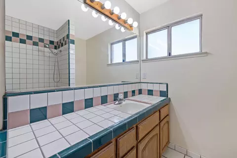 Bath - 883 Clover Ln, Hanford, CA 93230 photo 2 of 3