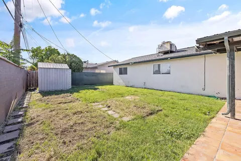 Exterior - 883 Clover Ln, Hanford, CA 93230 photo 7 of 8