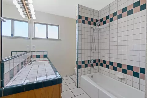 Bath - 883 Clover Ln, Hanford, CA 93230 photo 1 of 3