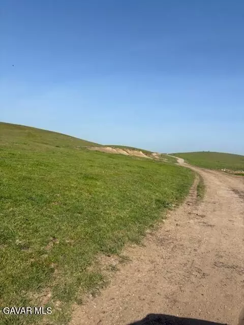 Kings Rd, Lost Hills, CA 93249