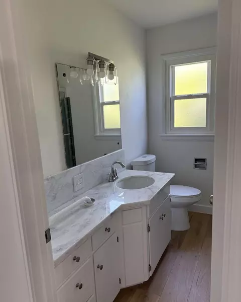 Bath - 18 N Byron Dr, Lemoore, CA 93245 photo 1 of 2