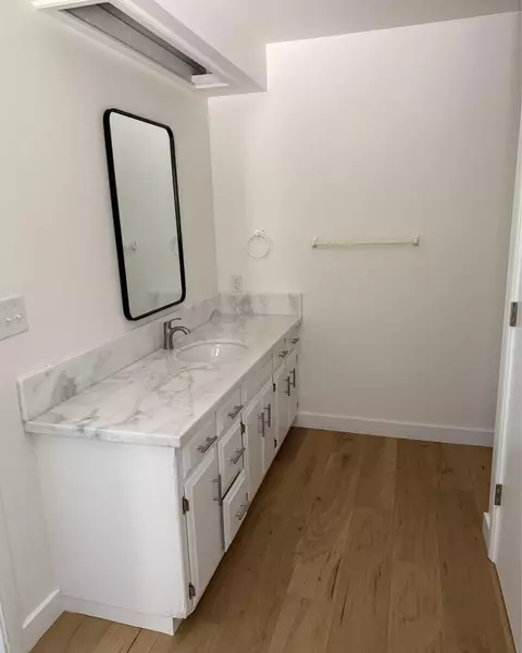Bath - 18 N Byron Dr, Lemoore, CA 93245 photo 2 of 2