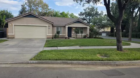 2863 W Prescott Ave, Visalia, CA 93291