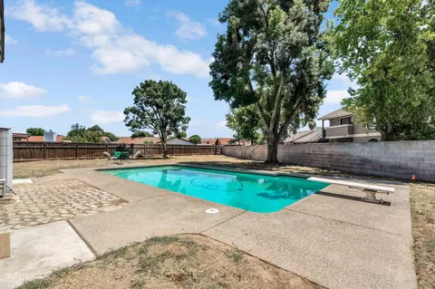 Exterior - 717 E Spring Ln, Lemoore, CA 93245 photo 4 of 8