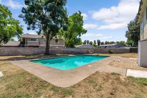 Exterior - 717 E Spring Ln, Lemoore, CA 93245 photo 7 of 8
