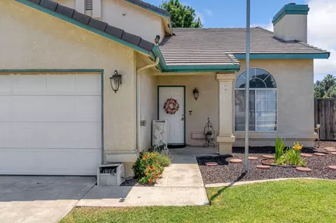 Exterior - 717 E Spring Ln, Lemoore, CA 93245 photo 3 of 8