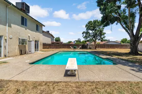 Exterior - 717 E Spring Ln, Lemoore, CA 93245 photo 5 of 8