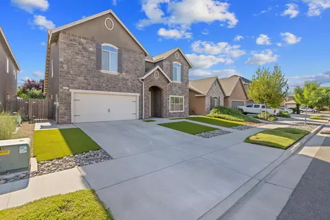2305 N Fairway Ct, Visalia, CA 93291