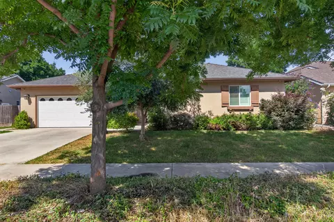 2113 S Columbus Ct, Visalia, CA 93277