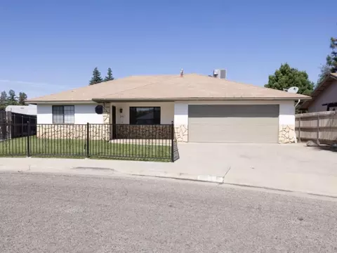 561 Wellington Pl, Porterville, CA 93257