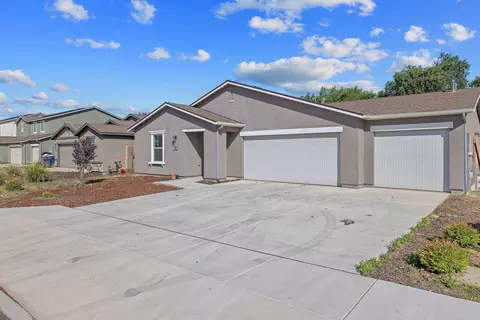 1051 Ironhorse Ct, Tulare, CA 93274