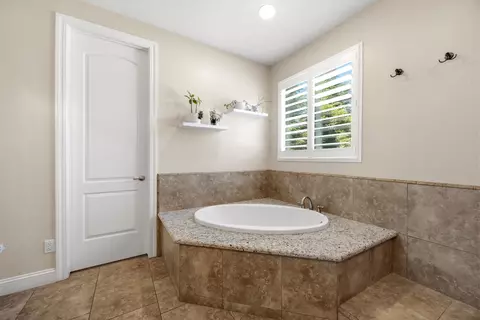 Bath - 2208 W Benton Ct, Exeter, CA 93221 photo 4 of 5