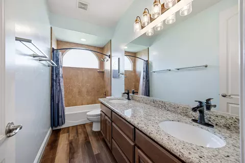 Bath - 2208 W Benton Ct, Exeter, CA 93221 photo 1 of 5