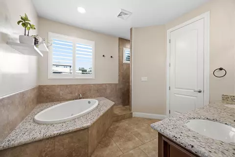 Bath - 2208 W Benton Ct, Exeter, CA 93221 photo 3 of 5