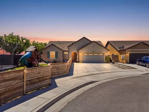 1383 E Donnybrook Pl, Hanford, CA 93230